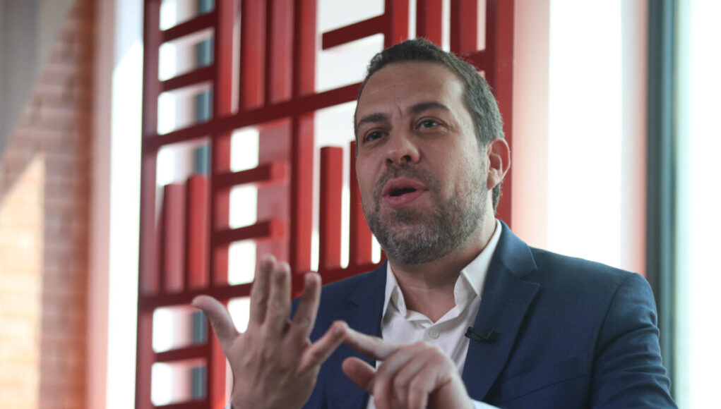 Guilherme-Boulos-e-entrevistado-no-estudio-do-Metropoles-15-1200x800.jpg