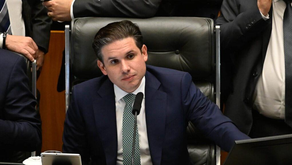 O-presidente-da-Camara-Hugo-Motta-retoma-a-sessao-plenaria-apos-o-deputado-Glauber-Braga-ser-retirad.jpeg