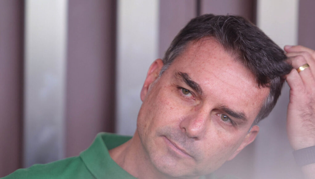 Senador-Flavio-Bolsonaro-PL-RJ-fala-com-a-imprensa-sobre-a-candidatura-a-Presidencia-da-Republica-ap.jpeg