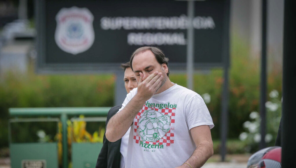Vereador-Carlos-Bolsonar-visita-o-pai-Bolsonaro-que-esta-preso-na-superintendencia-da-Policia-Federa.jpeg