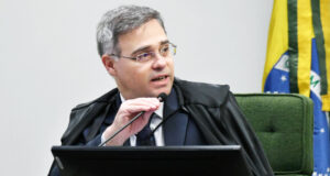 Ministro autoriza PF a investigar repasses a filme sobre Bolsonaro