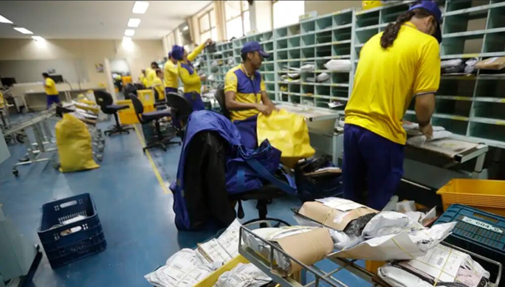 fe05baf7-trabalho-de-carteiros-dos-correios.jpg