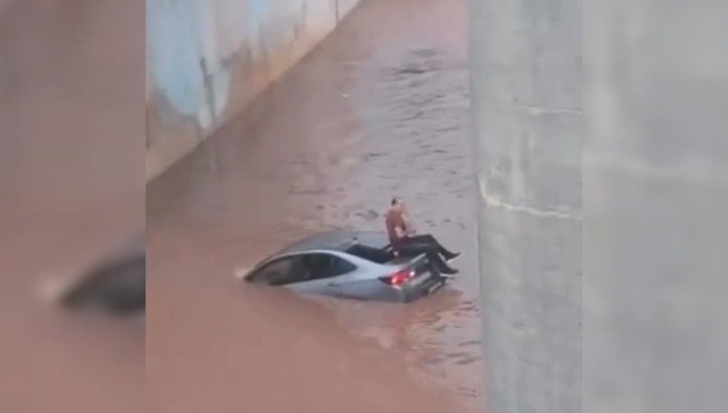 homem-ilhado-em-seu-carro.png