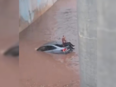 Homem é resgatado após ficar ilhado em cima de carro em Goiânia. Vídeo