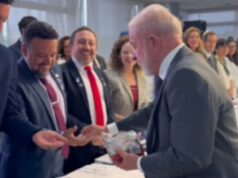 Lula distribui balas como pedido de desculpas após atraso