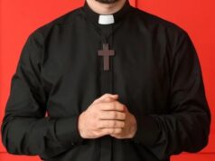 Padre é indiciado por importunação sexual contra atendente em SC