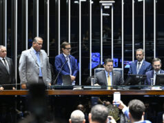 Com Valdemar e Carlos Bolsonaro, suplente de Romário toma posse