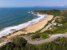 Balneário Camboriú proíbe naturismo na 1ª praia de nudismo do Brasil