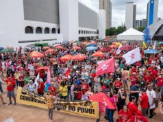 Ato contra PL da Dosimetria em Brasília concentra críticas a Motta