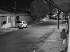 Vídeo mostra homem ateando fogo no portão de casa de mulher e filha em Cuiabá