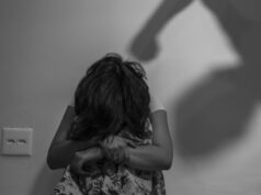 Homem espanca esposa com socos, joga terra no rosto e da vítima e a ameaça de morte