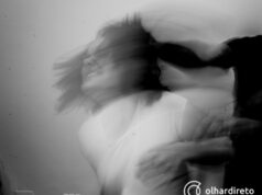 Mulher é agredida pelo marido e foge embaixo de chuva para pedir socorro