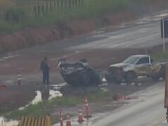 Civic capota em pista molhada e para após colidir com Hilux estacionada; uma pessoa ficou ferida