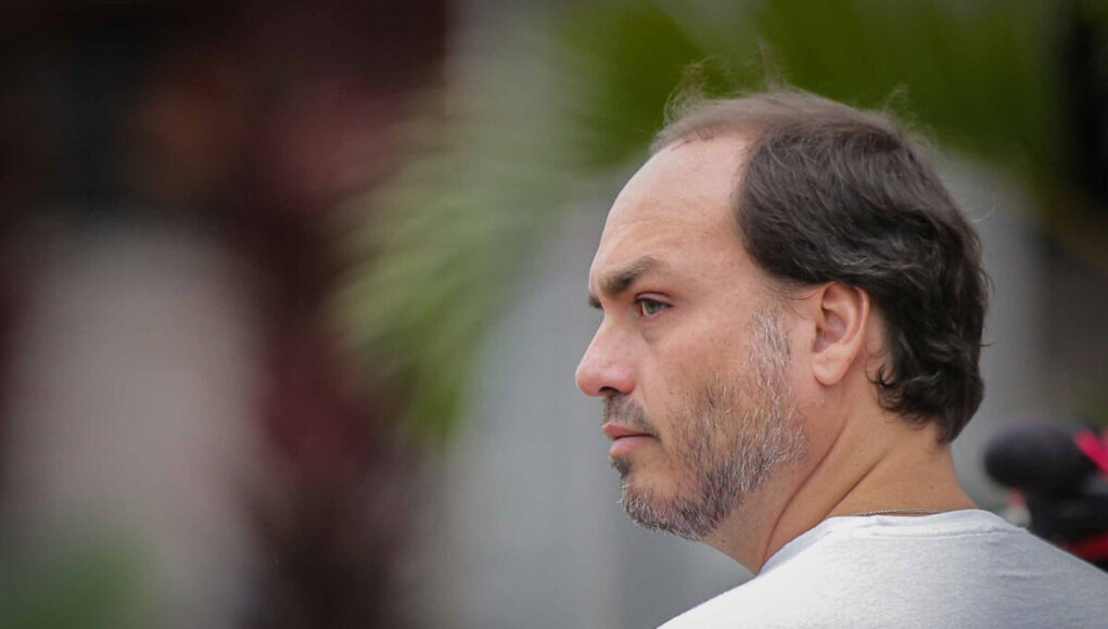 1769015371_Vereador-Carlos-Bolsonar-visita-o-pai-Bolsonaro-que-esta-preso-na-superintendencia-da-Policia-Federa.jpeg