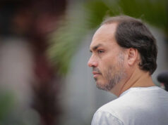 Após visita, Carlos chama de “inacreditável” prisão do pai com detentos perigosos