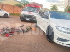 Ciclista fica gravemente ferido após ser atropelamento por carro em cruzamento