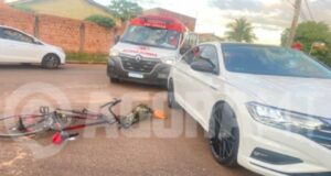 Ciclista fica gravemente ferido após ser atropelamento por carro em cruzamento