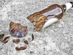 Briga entre amigas termina com mulher ferida por garrafada no rosto