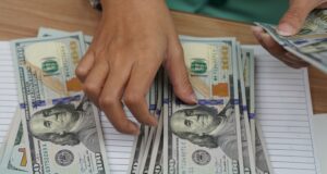 Dólar hoje sobe mais de 1%, a R$ 5,28, por aversão ao risco e demanda por proteção