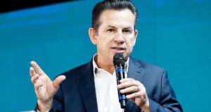 Sob fogo cerrado, Mauro Mendes encontra ministros do STF