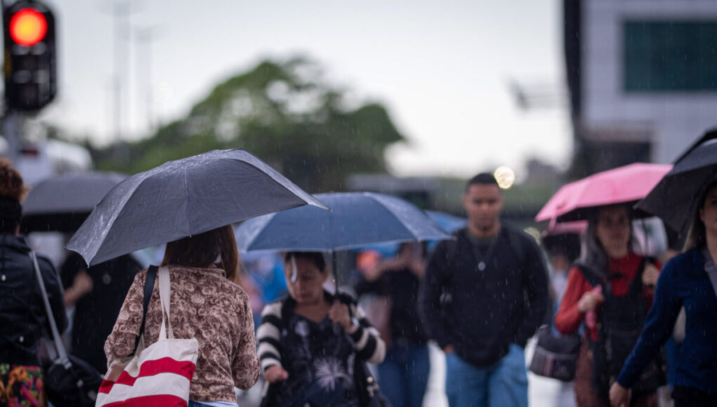 Brasilia-amanheceu-com-chuva-fina-e-alerta-de-chuvas-intensas-pedestres-se-abrigavam-com-guarda-chuv.jpeg