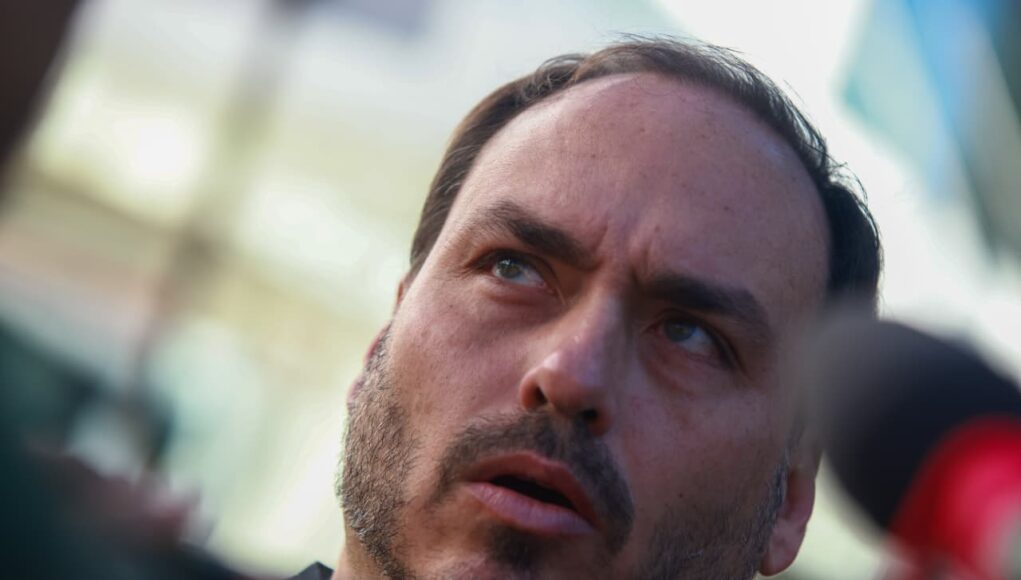 Carlos-Bolsonaro-em-frente-ao-hospital.jpeg