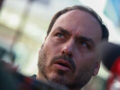 Carlos Bolsonaro anuncia que participará de caminhada de Nikolas