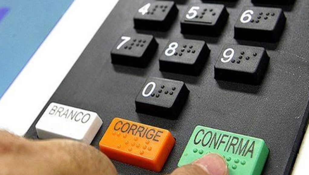 Eleitor-e-preso-em-Joao-Pessoa-ao-tirar-foto-da-urna-eletronica.jpg