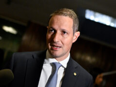 Aliados de Flávio Bolsonaro consideram Derrite para a vice-presidência