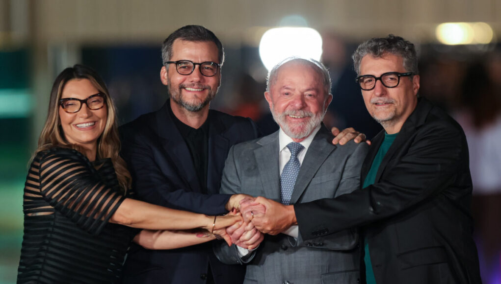 Presidente-Lula-e-a-janja-recebem-ao-lado-da-primeira-dama-Janja-a-producao-e-o-elenco-do-filme-O-Ag.jpeg