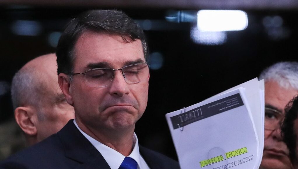 Senador-Flavio-Bolsonaro-e-Parlamentares-da-oposicao-durante-coletiva-a-imprensa-para-falar-sobre-a.jpeg