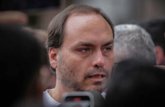 Carlos encontrou Bolsonaro com “hematoma no rosto e os pés sangrando”