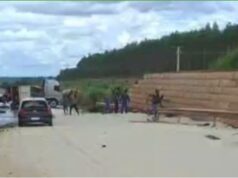 Caminhoneiro tomba carreta ao tentar desviar de acidente com 2 mortos