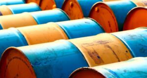 Petróleo supera US$ 100 e sobe mais de 50% em 1 mês