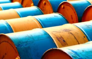 Petróleo supera US$ 100 e sobe mais de 50% em 1 mês