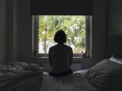 Empresa deve indenizar gerente demitida após afastamento por depressão