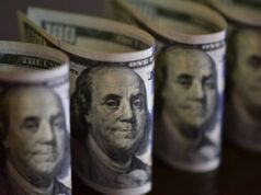 Primeiro pregão do ano tem dólar operando em queda