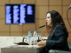 Janaina Paschoal chama Flávio de “filhinho de papai” e defende Tarcísio