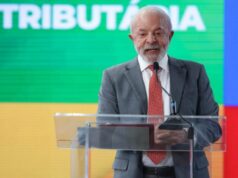 Enquanto estiver vivo, quem destruiu esse país não volta, diz Lula