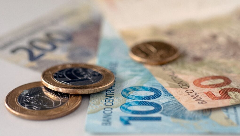 moedas-e-notas-de-real-dinheiro-brasileiro.jpg