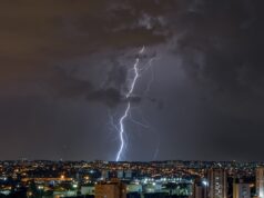 Temporais com raios e ventos de 100 km/h atingem regiões de SC