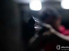 Dupla sofre atentado em praça e suspeitos armados conseguem fugir em moto