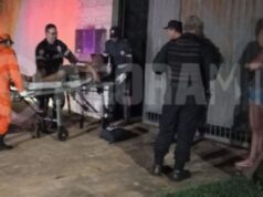 Mulher é presa após esfaquear companheira durante discussão em festa