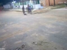 Câmera de segurança flagra momento em que adolescente de 17 anos é assassinado a tiros; veja vídeo