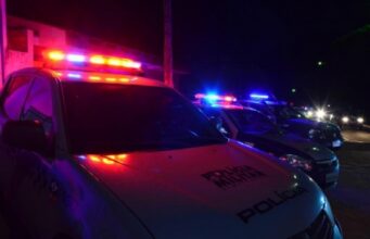 Homem é preso agredir a mãe e tentar matar a própria irmã por espancamento; vítima sofreu traumatismo craniano