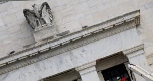 Ata mostra Fed dividido e pausa em cortes por agora, mas retomada ao longo do ano