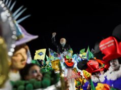 Desfile sobre Lula cita Temer, chama Bolsonaro de ‘Bozo’ e irrita oposição