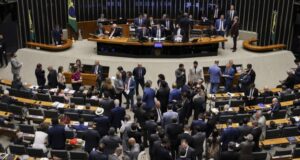 Congresso dá aumento e folga a cada 3 dias a seus funcionários