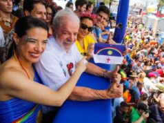 Raquel Lyra e João Campos disputam a atenção de Lula no Carnaval em PE
