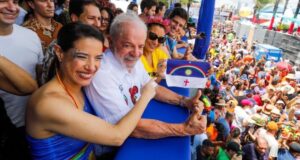 Raquel Lyra e João Campos disputam a atenção de Lula no Carnaval em PE